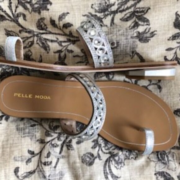 Pelle Moda Toe Loop & Embellished Strap Slip On Leather Sandal Silver Sz 9 NWOT - Picture 4 of 5